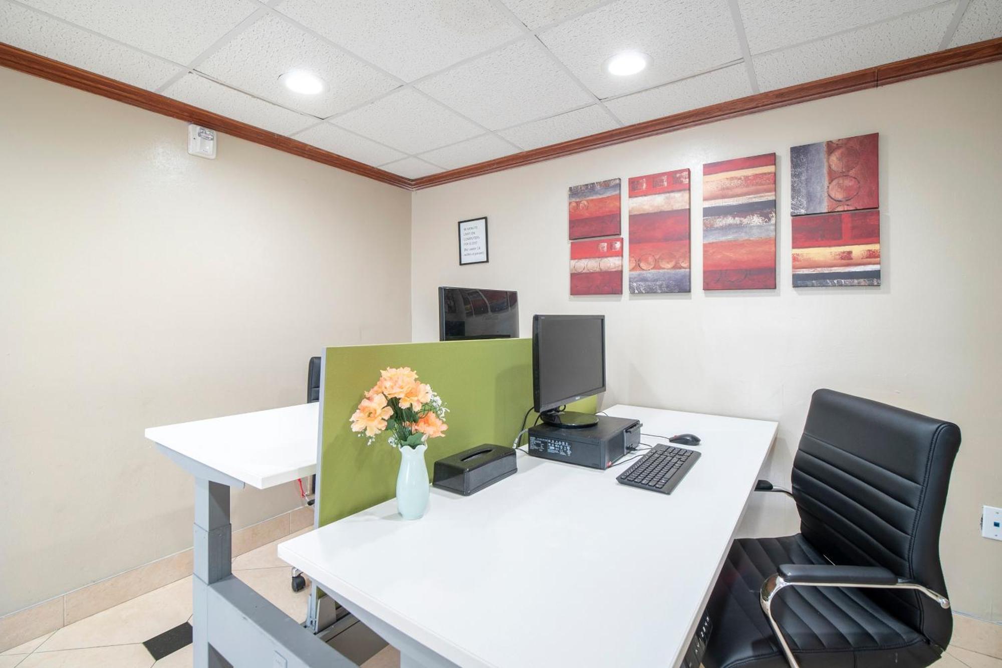 Oyo Townhouse Airport North Hotel 2*